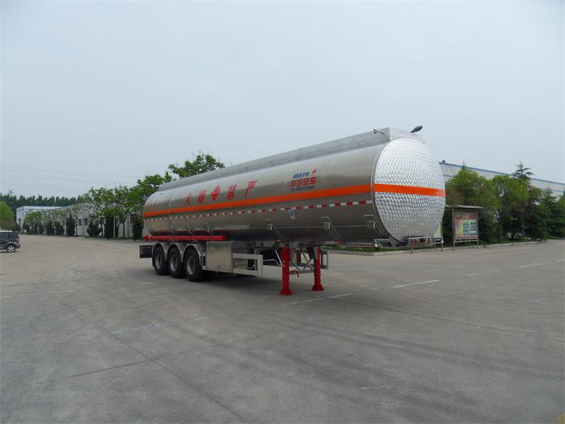LHY9409GYYA铝合金运油半挂车(图2) LHY9409GYYA铝合金运油半挂车(图2)