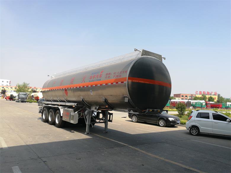 LHY9403GYY铝合金运油半挂车(图2) LHY9403GYY铝合金运油半挂车(图2)
