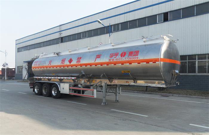 LHY9400GYY铝合金运油半挂车(图2) LHY9400GYY铝合金运油半挂车(图2)