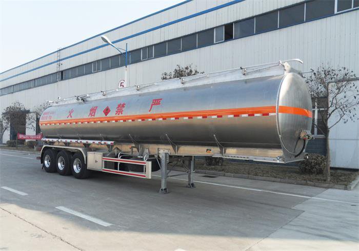 LHY9400GYYA铝合金运油半挂车(图2) LHY9400GYYA铝合金运油半挂车(图2)
