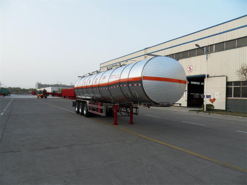 LHY9400GRYA铝合金易燃液体罐式运输半挂车(图2) LHY9400GRYA铝合金易燃液体罐式运输半挂车(图2)